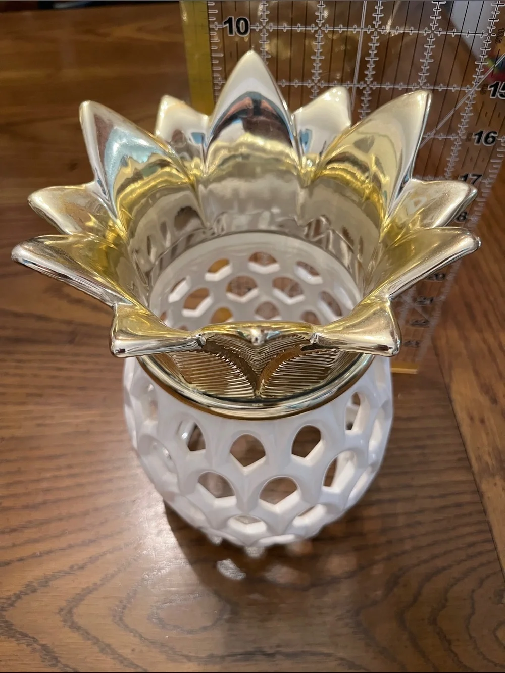 Gold and White Ceramic Pineapple Candle Holder - No‎ base